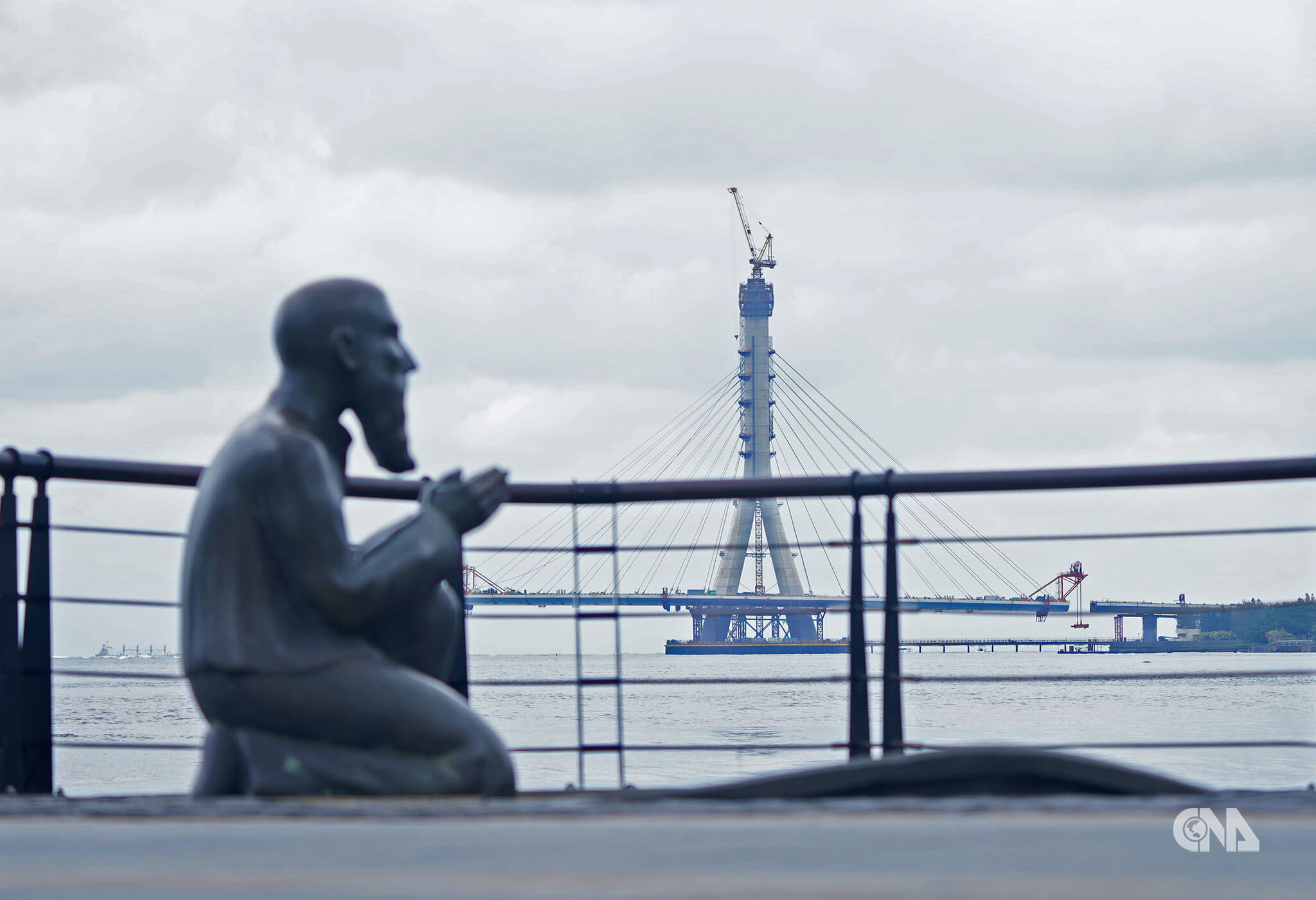 馬偕銅像與遠方主橋塔建造工程。