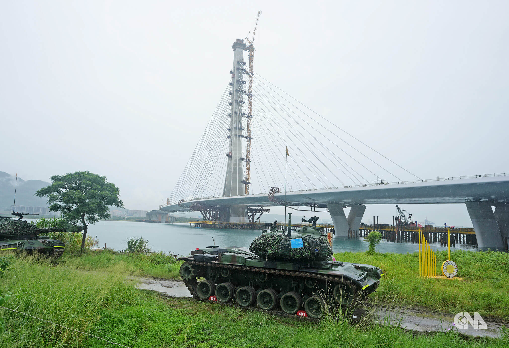 漢光演習戰車開抵大橋旁，模擬河口防衛。