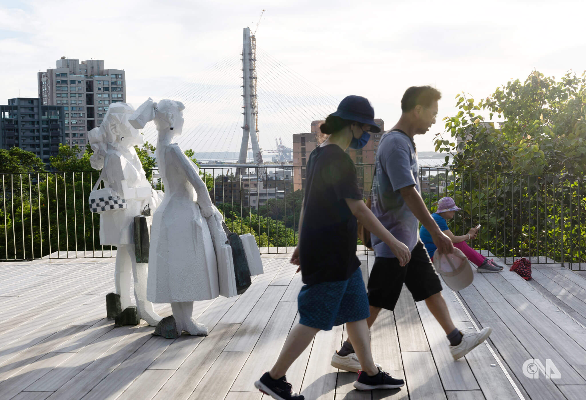 雲門劇場遠望大橋塔與遊客剪影。