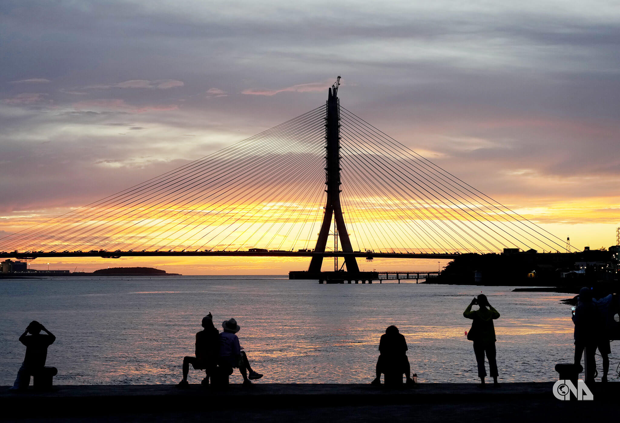 合龍後夕陽逆光下的橋身剪影。