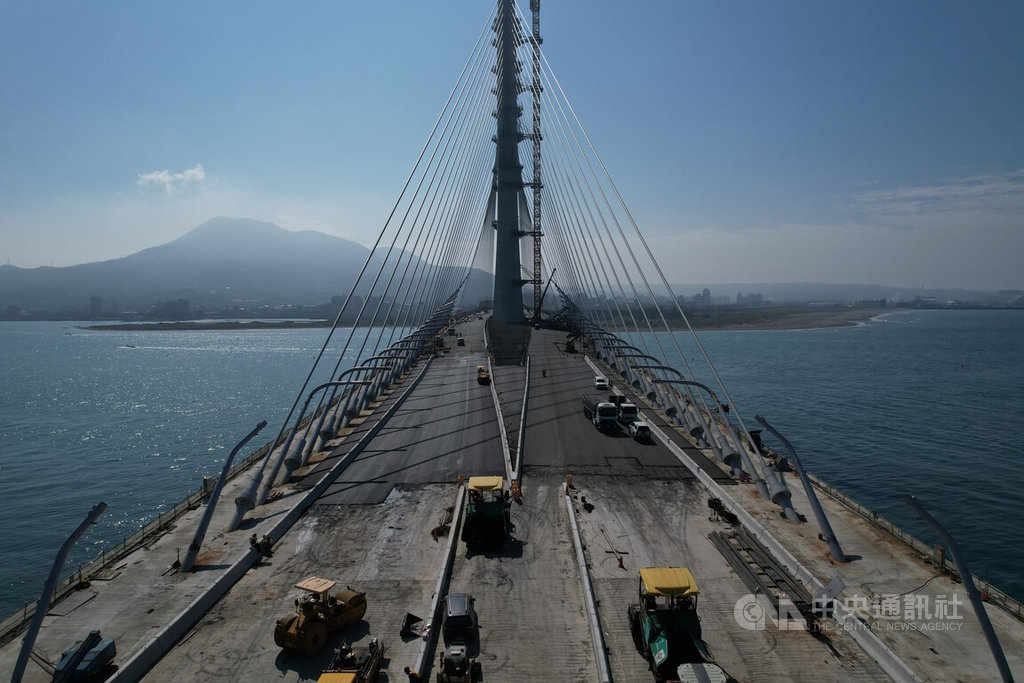 淡江大橋主橋鋪面完工