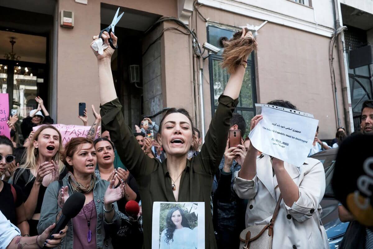 各國剪髮潮聲援 伊朗民眾頭破血流爭自由