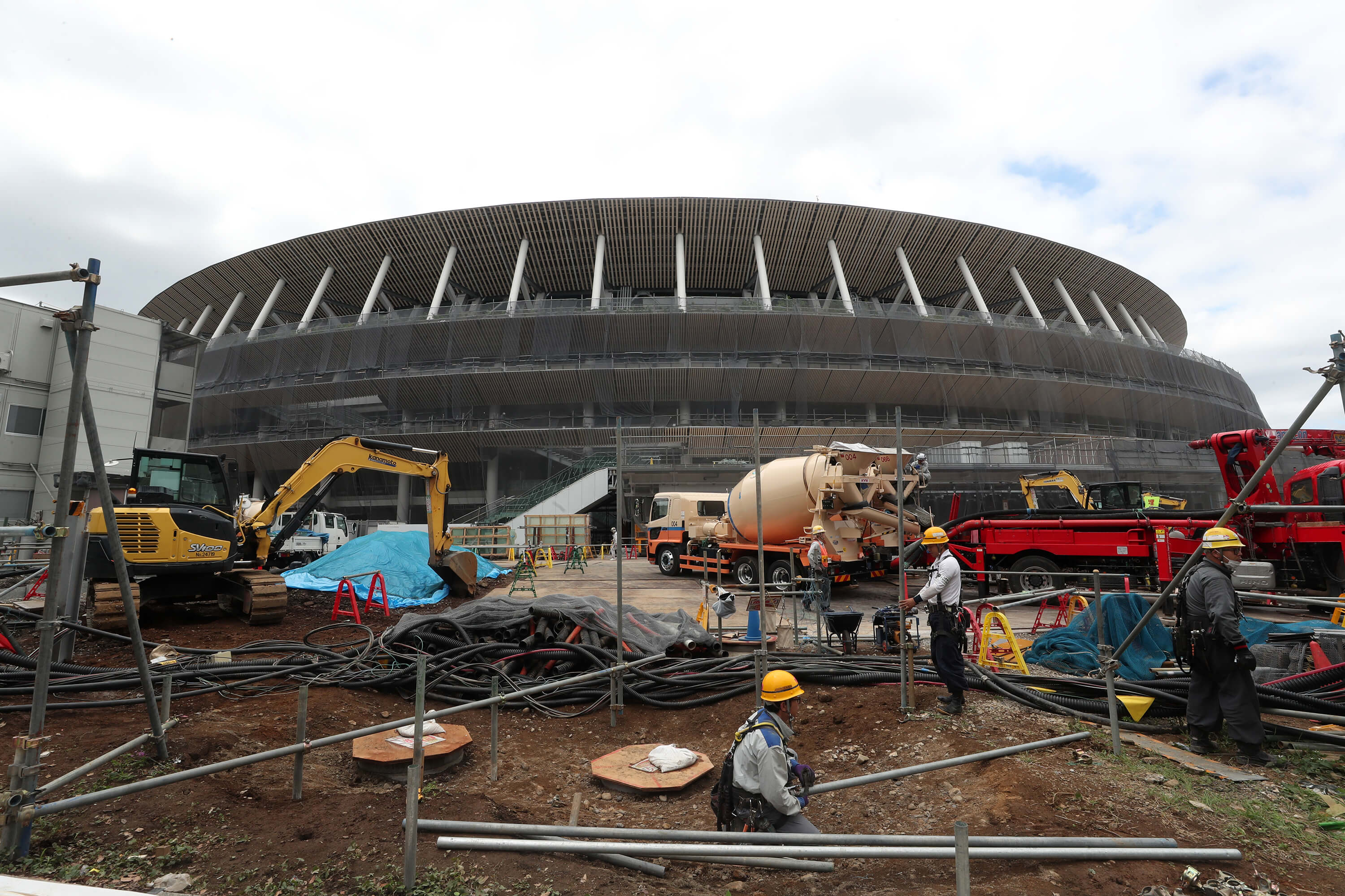 位於東京新宿區的主場館「新國立競技場」仍在施工，環保是新建築的設計主軸。（中央社記者吳家昇攝）