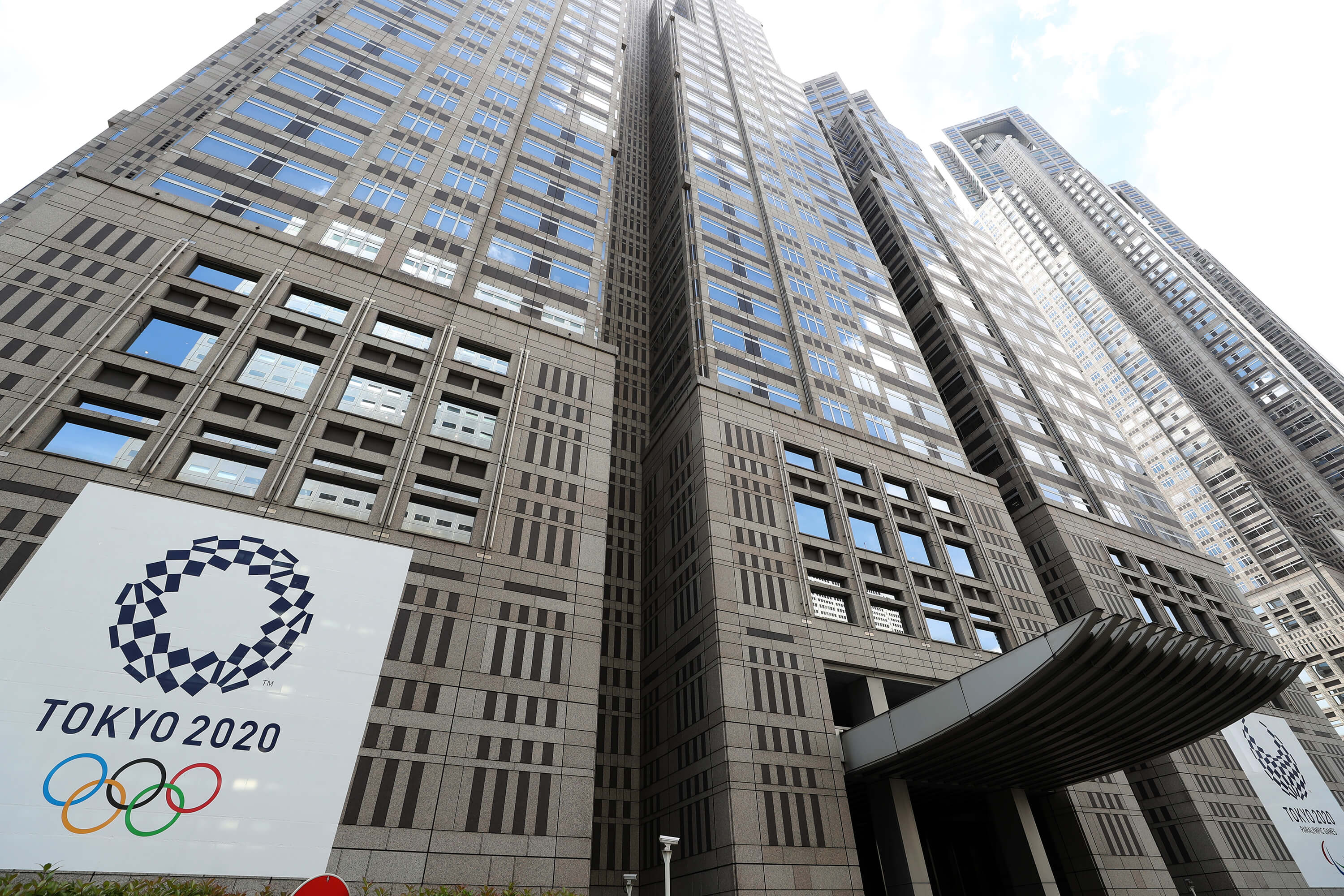 2020年的東奧是否能完成二度「改變日本」的任務,日本民眾引頸期盼。圖為東京都廳建築外奧運標誌。(中央社記者吳家昇攝)