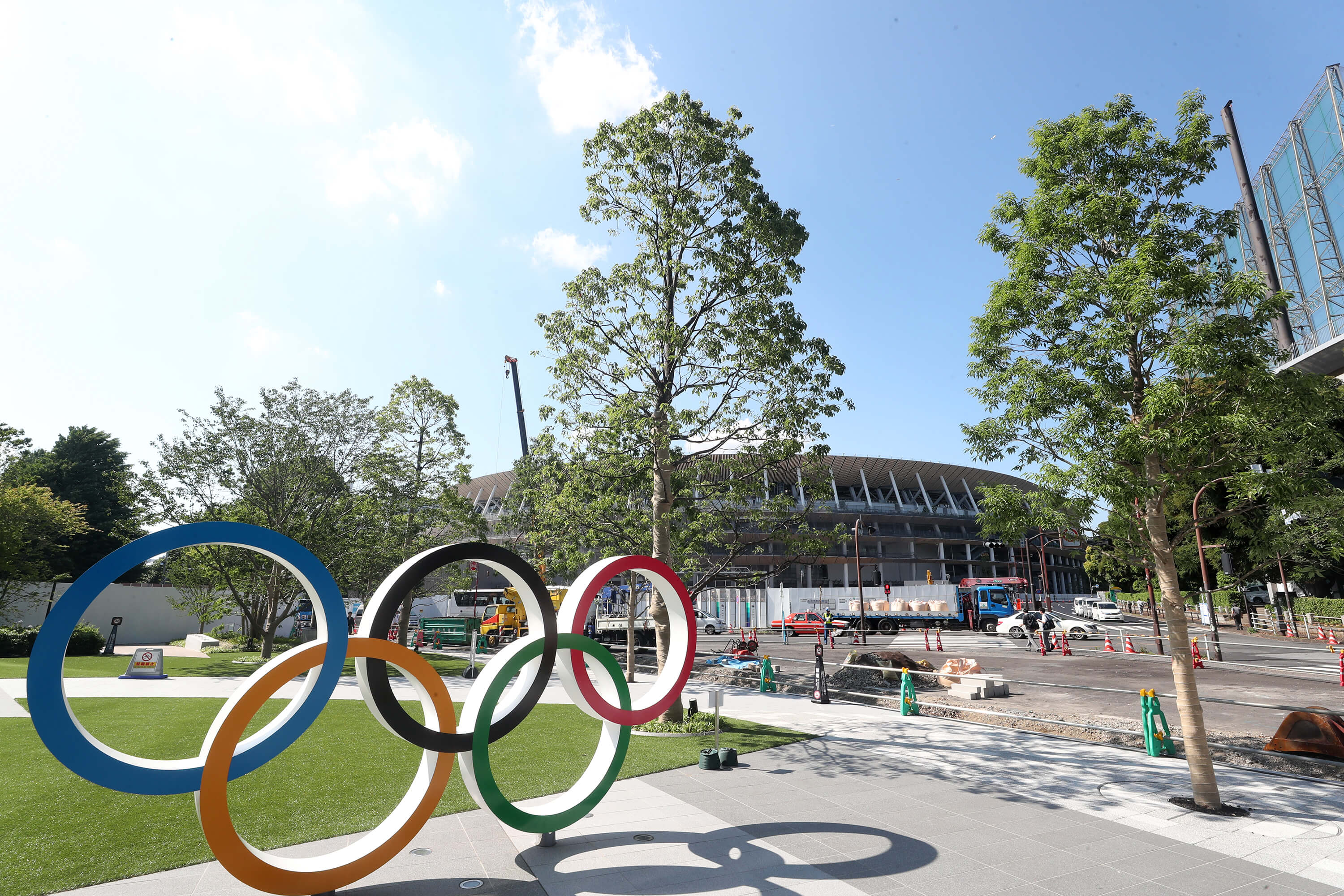 日本東奧所費不貲，需興建11座全新場館，初期估算就得花約4000億台幣。圖為仍在施工的主場館「新國立競技場」。（中央社記者吳家昇攝）