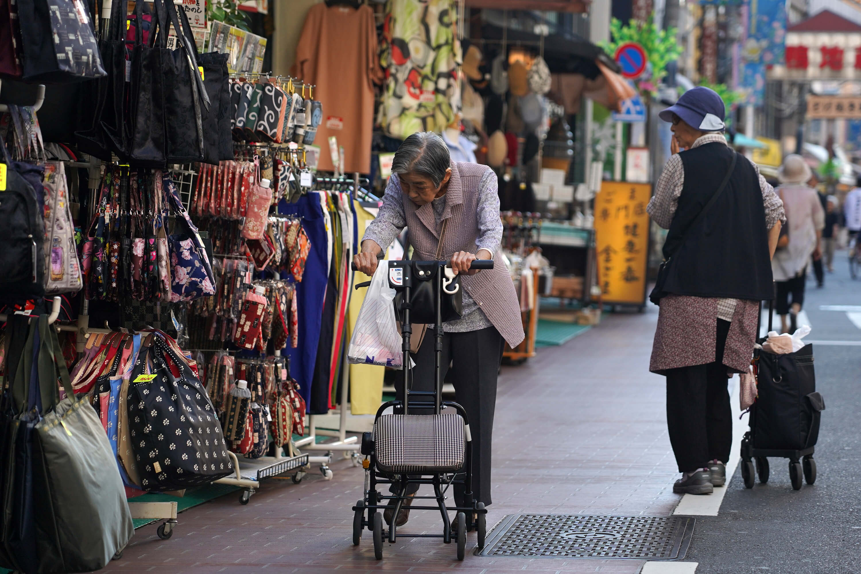 高齡化是今後都市面臨的共通課題，小池百合子希望藉由舉辦帕運，把東京打造成對身障人士、老人等友善、可安居的城市。圖為日本街道上的高齡長者。（中央社記者吳家昇攝）