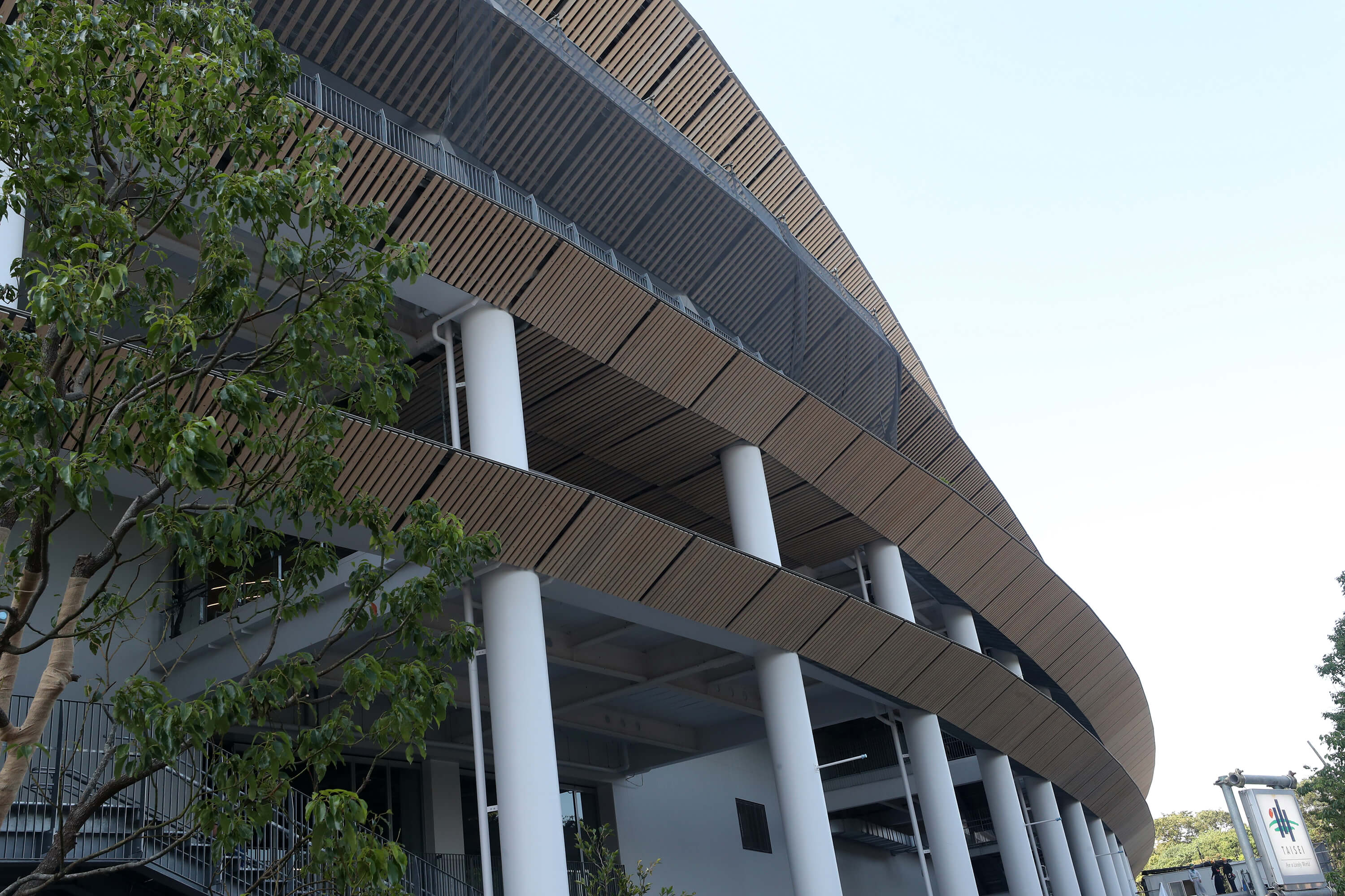 2020東京奧運有3項基本理念，包含「全員突破自我」、「包容與和諧」、「承上啟下，傳承未來」。圖為東奧主場館新國立競技場的環保木質屋簷。（中央社記者吳家昇攝）