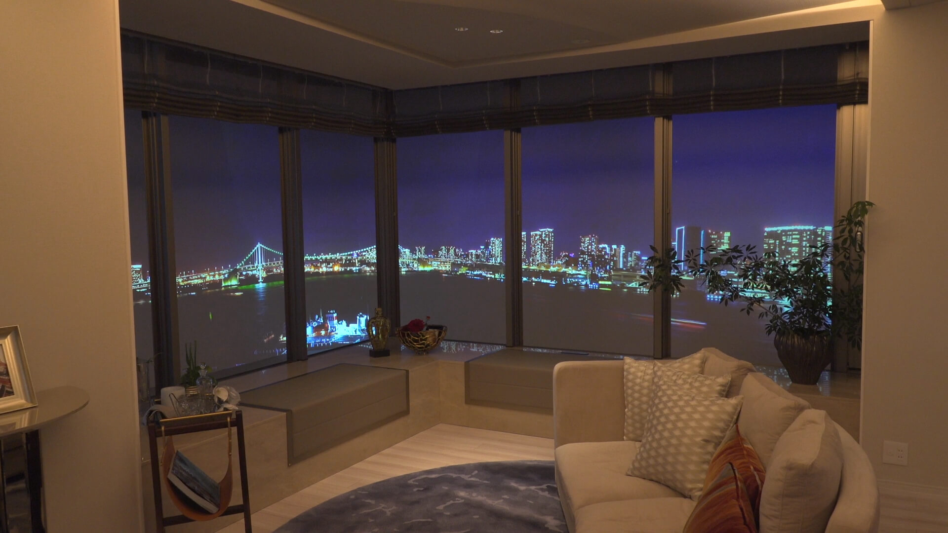 東京奧運選手村位於東京灣岸新開發地區，基地三面環海，可以看到繁華夜景，彩虹大橋就在眼前。（中央社記者黃大維攝）