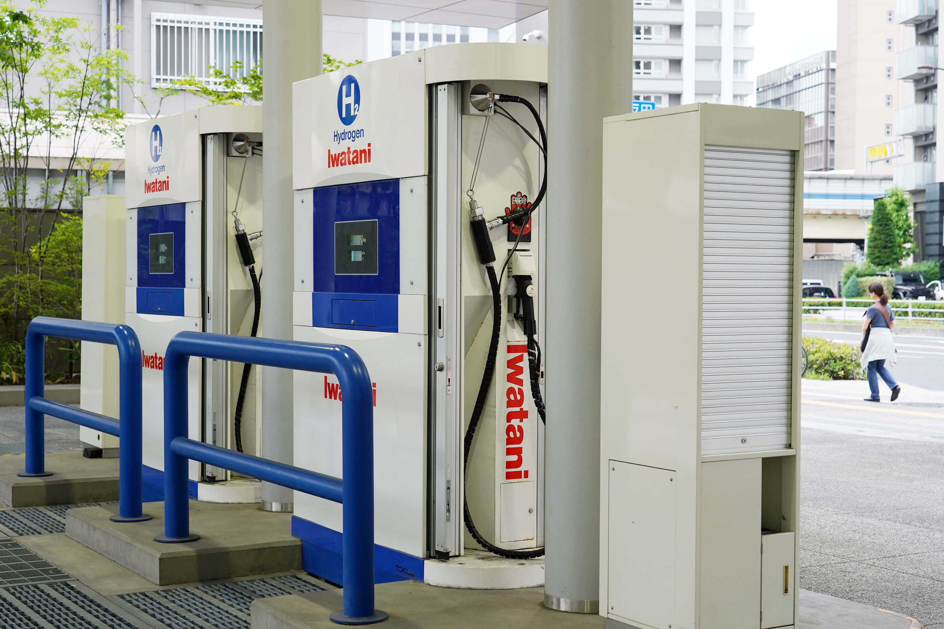 奧運選手村社區旁設置有加氫站，透過地下管線供到各區域，以氫作為大樓內公共設施的發電能源。圖為日本街道上的氫氣加氣站。（中央社記者吳家昇攝）