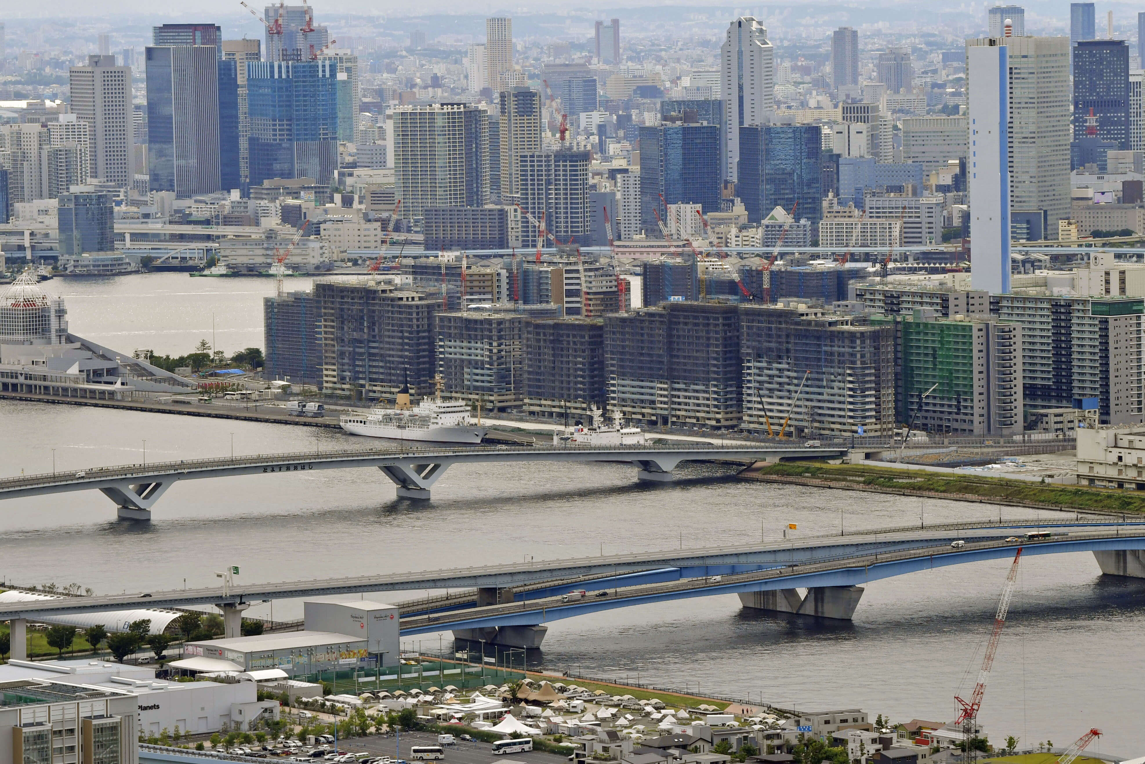 東京奧運選手村位於東京灣岸新開發地區，基地三面環海，全球頂尖選手在激烈的賽事後可欣賞東京灣美麗景致。（檔案照片／共同社提供）